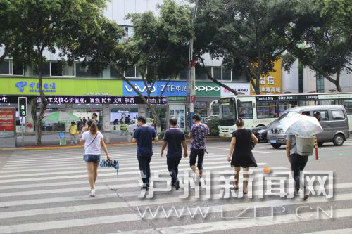 絕大多數(shù)市民都做到了自覺禮讓斑馬線，不橫穿馬路，不翻越欄桿，做到車讓人、人讓車