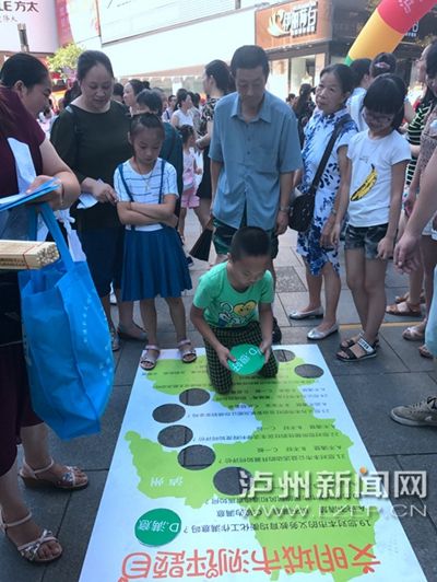市民在宣傳點(diǎn)參加創(chuàng)文趣味游戲。 記者 朱虹 攝