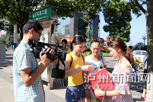 市民踴躍參與街頭答題。 王元明 攝
